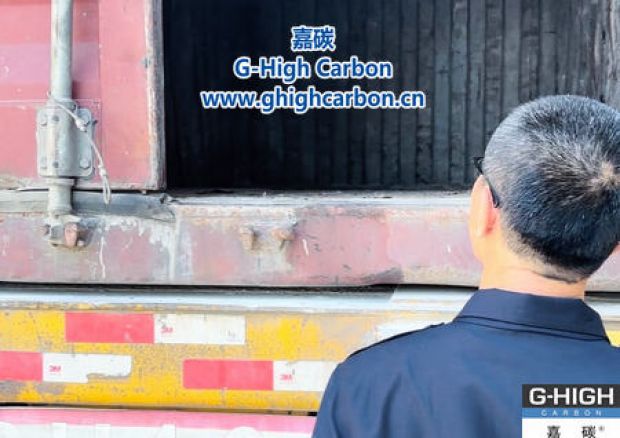 嘉碳裝車(chē)人員嚴(yán)格把關(guān)，確保車(chē)輛安全入廠